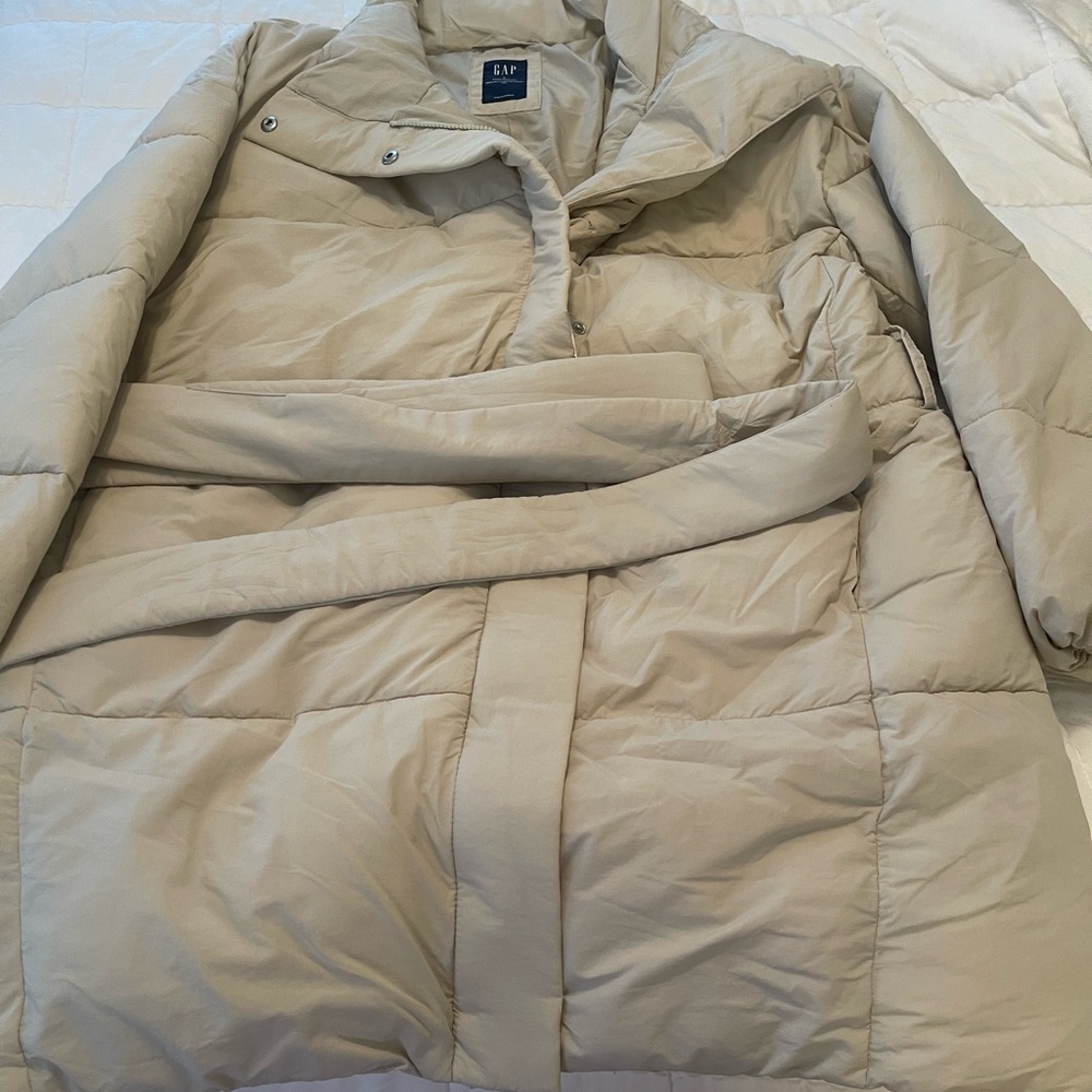 GAP Women's Light Tan Puffer Coat
